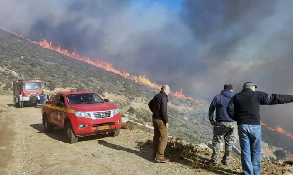 Φωτιά στην Άνδρο - Μεγάλη κινητοποίηση της Πυροσβεστικής